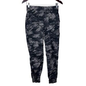 Spanx Stretch Twill Cargo Joggers Pants Womens Size Small Black Wash Camo 20319R
